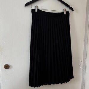 Connections Chic Black Pleated Midi Skirt